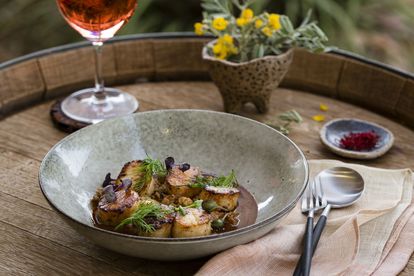 Prawn dish on the table made out of a barrel (1)