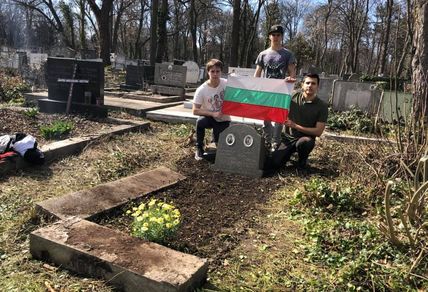 Димитър Панчев, Васил Енчев и Диан Борисов на гроба