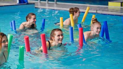 Vier Frauen machen Aqua-Gymnastik gegen Rückenschmerzen