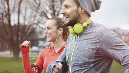 Sportler joggen durch Park und haben erhöhten Magnesiumbedarf