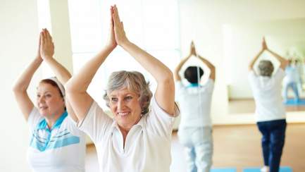 Osteoporose-Patientinnen machen Balance-Übungen