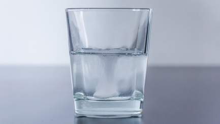 Magnesium Braustablette löst sich in Glas voller Wasser auf