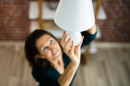 Žena vyměňuje LED žárovku