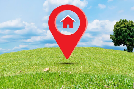 Ceny nemovitostí - Lokalita, zelený kopec, strom, modré nebe s mraky, červený ukazatel polohy