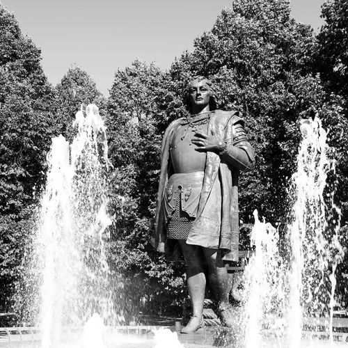 This large-scaled representation of Columbus shows the explorer dressed in armor and robes. Left hand on his breastplate, he strides forward and looks out over his shoulder. His hair and facial features are highly individualized: lantern jaw, full, curvy lips, straight nose, deep set eyes and boyishly curled ringlets of hair, he seems -- like a comic book hero or matinee idol -- almost too handsome to be real. 