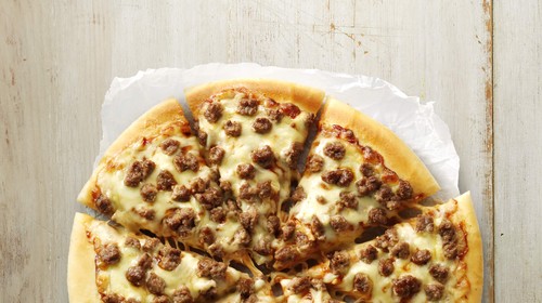 Calories in Pizza Hut BBQ Beef Pizza