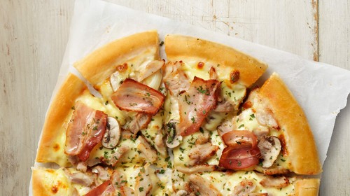 Calories in Pizza Hut Creamy Chicken & Bacon Pizza