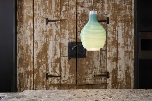 Gesloten-druppel-hanglampen-turquoise-zandduinen