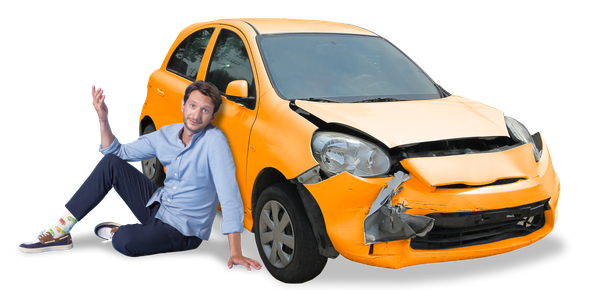 sedící Tomáš Srovnaný vedle rozbitého oranžového auta