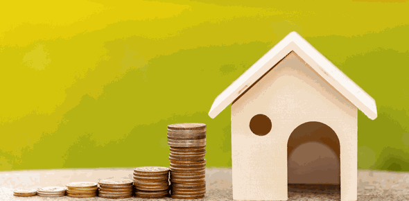 Ceny nemovitostí - dřevěný dům, postupně vyskládané mince do komínků