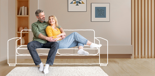 Pojištěná půjčka - starší pár sedí na gauči v obýváku