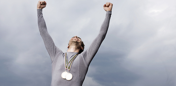 UniCredit Bank Presto půjčka - šťastný muž s medailemi na krku