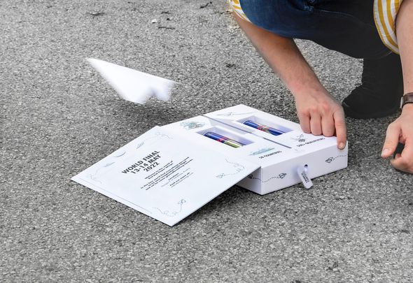 Einladungs-Box für Red Bull Paper Wings Finale 2022 mit gestartetem Papierflieger