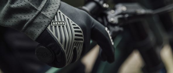 ION Bike_Product Guide MTB Gloves_Scrub Select