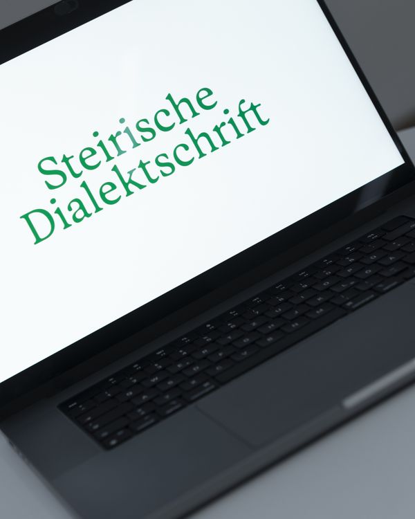 
        Foto der Abschlussarbeit »Steirisch schreiben« von Benjamin Paul Knopper. Semester: Sommer 2026. Abteilung: Kommunikationsdesign. Werksangabe: Typedesign, Webdesign
Bilder/images: © die Angewandte, 2026, Daniela Trost, CC-BY-NC-ND-4.0. Universität für angewandte Kunst Wien.
      
