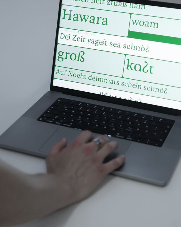 
        Foto der Abschlussarbeit »Steirisch schreiben« von Benjamin Paul Knopper. Semester: Sommer 2026. Abteilung: Kommunikationsdesign. Werksangabe: Typedesign, Webdesign
Bilder/images: © die Angewandte, 2026, Daniela Trost, CC-BY-NC-ND-4.0. Universität für angewandte Kunst Wien.
      