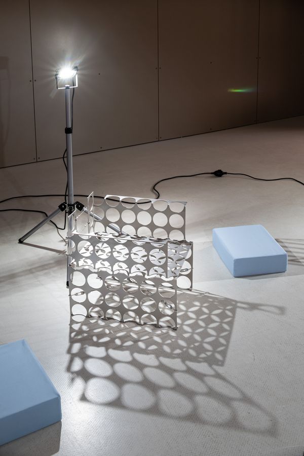 Foto der Abschlussarbeit »Shaping Residue« von Christoph Wimmer. Semester: Sommer 2022. Abteilung: Industrial Design. Werksangabe: Möbeltrio (Bank, Stuhl, Beistelltisch), Installation. Universität für angewandte Kunst Wien.