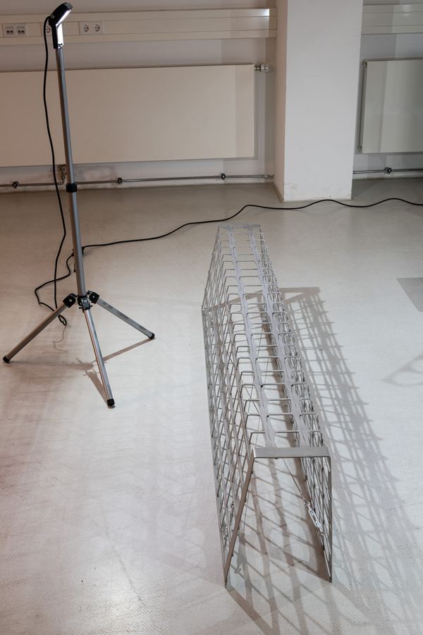 Foto der Abschlussarbeit »Shaping Residue« von Christoph Wimmer. Semester: Sommer 2022. Abteilung: Industrial Design. Werksangabe: Möbeltrio (Bank, Stuhl, Beistelltisch), Installation. Universität für angewandte Kunst Wien.