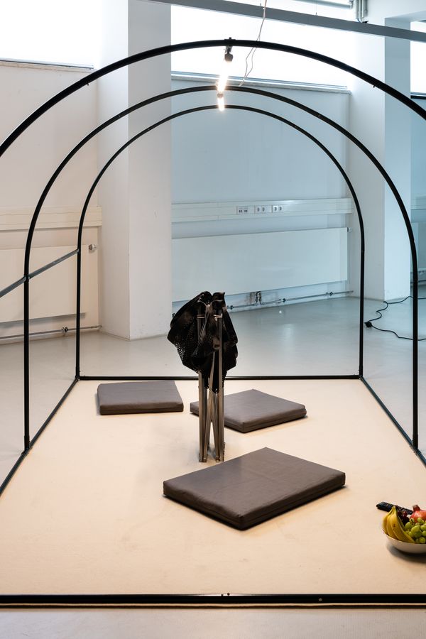 Foto der Abschlussarbeit »The Great Indoors« von Anton Wolfi Defant. Semester: Sommer 2022. Abteilung: Industrial Design. Werksangabe: Faltsofa, Produktdesign. Universität für angewandte Kunst Wien.