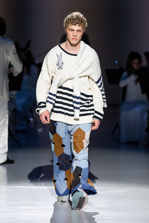 
        Foto der Abschlussarbeit »Treacherous Roads« von Fritz Witiko Haßler. Semester: Sommer 2022. Abteilung: Mode. Werksangabe: Modekollektion. Universität für angewandte Kunst Wien.
      