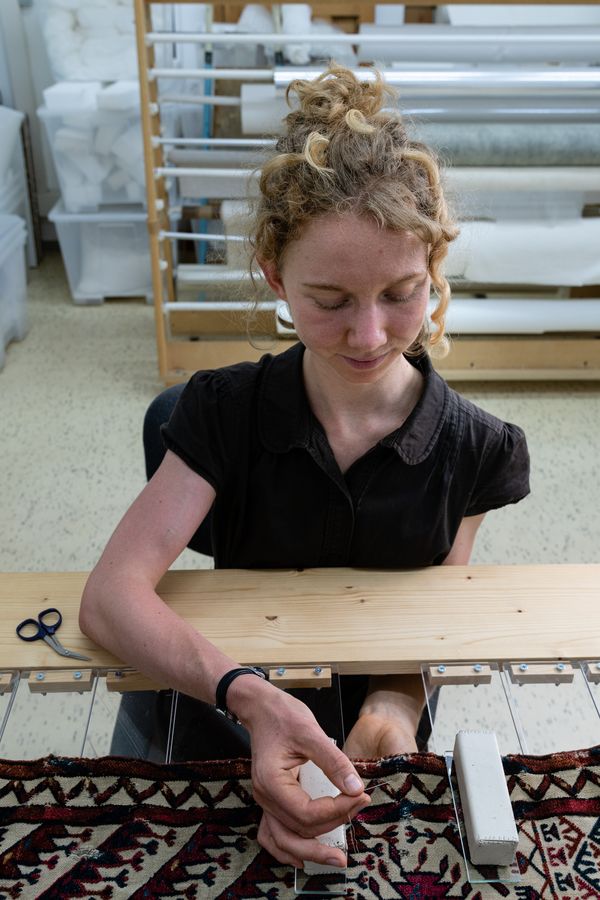 
        Foto der Abschlussarbeit »Zwei turkmenische Zeltbandfragmente 
Bestandsaufnahme und Erstellung eines Maßnahmen- und Präsentationskonzeptes sowie Restaurierung eines der Fragmente
« von Pia Lilian Madlener. Semester: Sommer 2022. Abteilung: Konservierung und Restaurierung. Werksangabe: -. Universität für angewandte Kunst Wien.
      