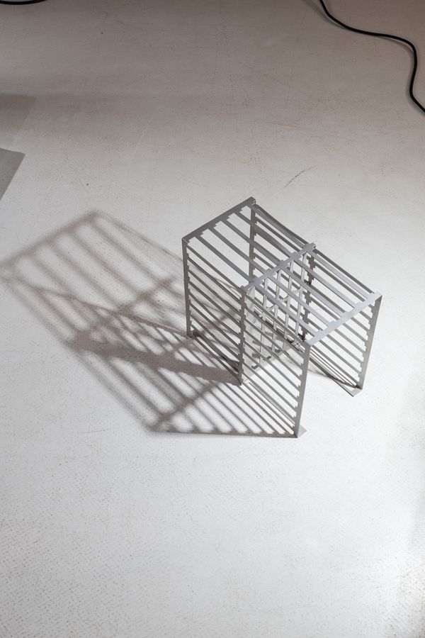 Foto der Abschlussarbeit »Shaping Residue« von Christoph Wimmer. Semester: Sommer 2022. Abteilung: Industrial Design. Werksangabe: Möbeltrio (Bank, Stuhl, Beistelltisch), Installation. Universität für angewandte Kunst Wien.