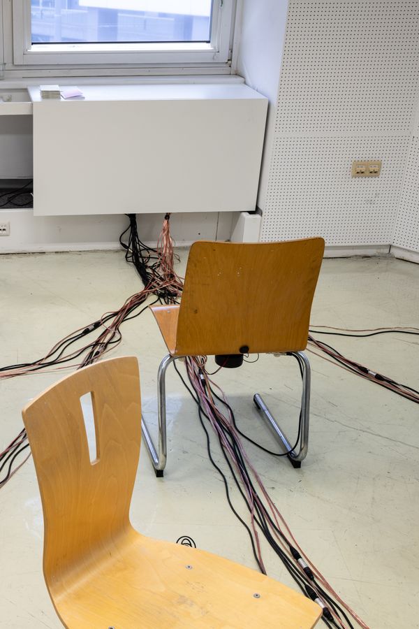 Foto der Abschlussarbeit »SIT STH OUT« von Severin Gombocz. Semester: Sommer 2022. Abteilung: Digitale Kunst. Werksangabe: 2022, interaktive Klanginstallation. Universität für angewandte Kunst Wien.