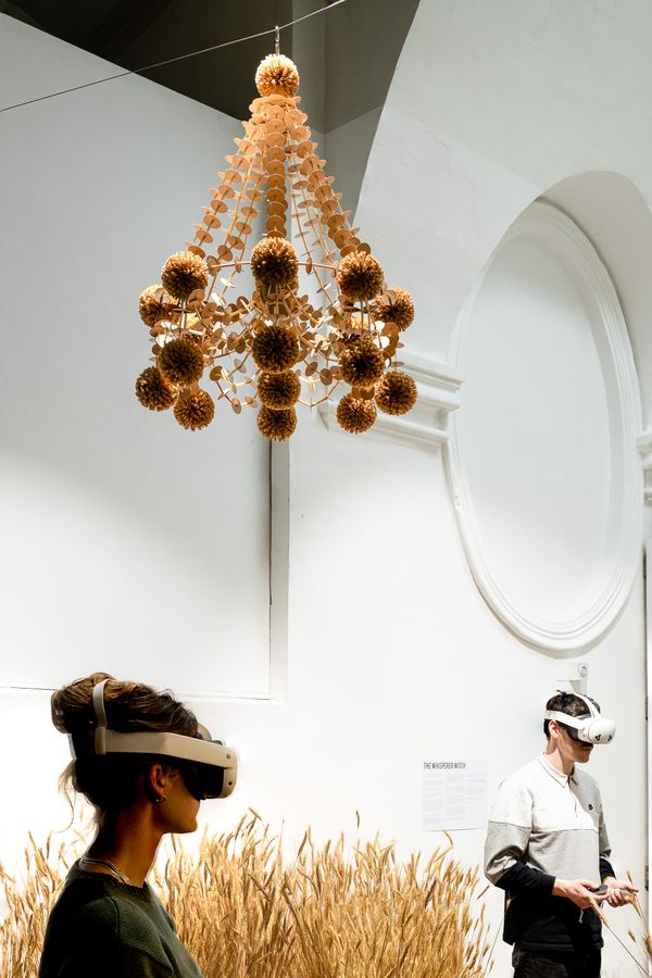 Foto der Abschlussarbeit »Postgranicze. The Borderland of Echoes and Realities« von Joanna Zabielska. Semester: Winter 2024/25. Abteilung: Digitale Kunst. Werksangabe: Virtual-Reality-Installation (Dreikanal). Universität für angewandte Kunst Wien.