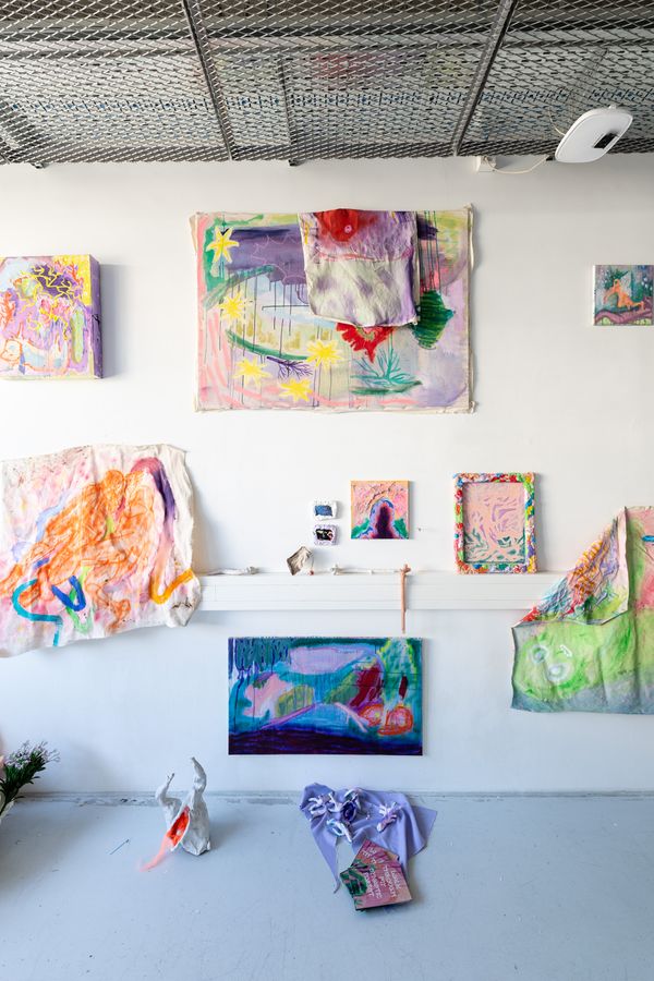 
        Foto der Abschlussarbeit »Walk Through My Synaptic Forest, Untertitel: Bunte Äste, Verzweigte Eindrücke« von Anna Pelz. Semester: Sommer 2022. Abteilung: TransArts. Werksangabe: 2022, Malerei, Skulptur, Installation. Universität für angewandte Kunst Wien.
      