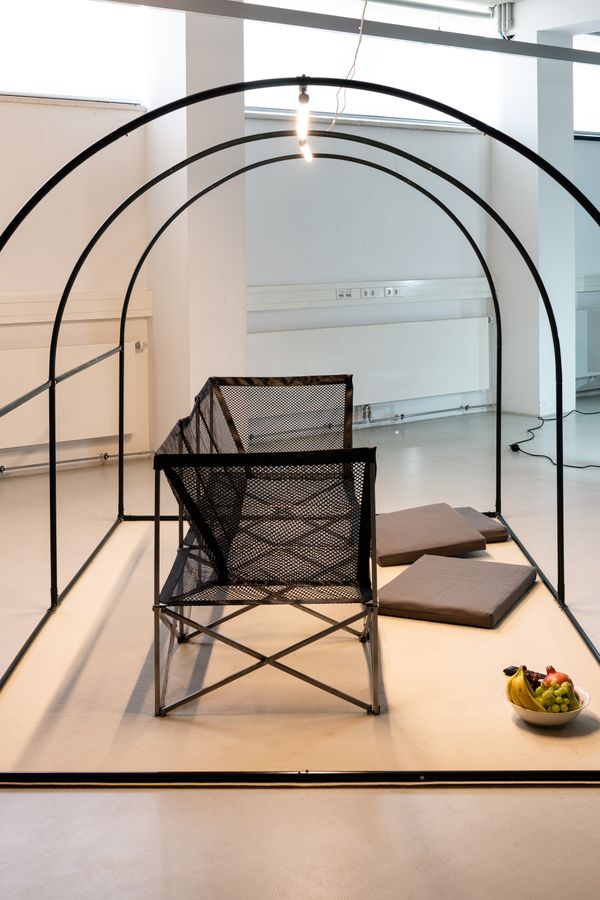 Foto der Abschlussarbeit »The Great Indoors« von Anton Wolfi Defant. Semester: Sommer 2022. Abteilung: Industrial Design. Werksangabe: Faltsofa, Produktdesign. Universität für angewandte Kunst Wien.