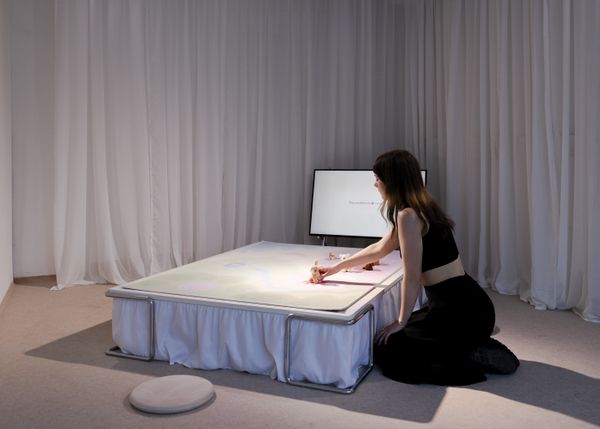
        Foto der Abschlussarbeit »And my mind is like a hand, it touches rather than thinks.« von Lea van Hall. Semester: Sommer 2026. Abteilung: Experimental Game Cultures. Werksangabe: Multimedia Installation. Sound by Éléa Brando.
Bilder/images: © die Angewandte, 2026, Lea Sonderegger, CC-BY-NC-ND-4.0. Universität für angewandte Kunst Wien.
      
