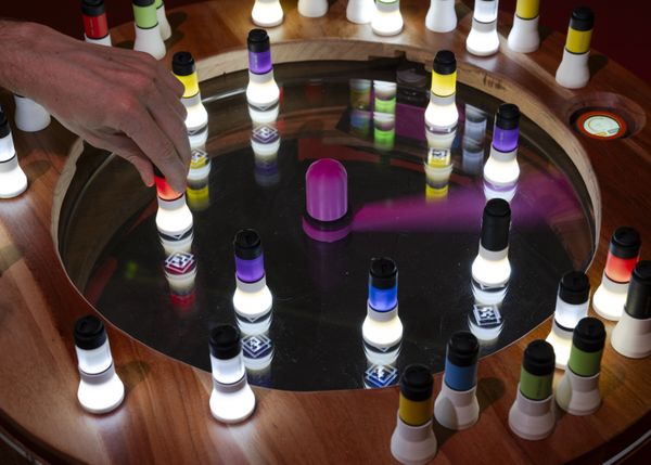 
        Foto der Abschlussarbeit »Affective Game Mechanics« von Miro Wallner. Semester: Sommer 2026. Abteilung: Experimental Game Cultures. Werksangabe: Participatory rhythmic PlayThing and sound installation
Bilder/images: © die Angewandte, 2026, Lea Sonderegger, CC-BY-NC-ND-4.0. Universität für angewandte Kunst Wien.
      