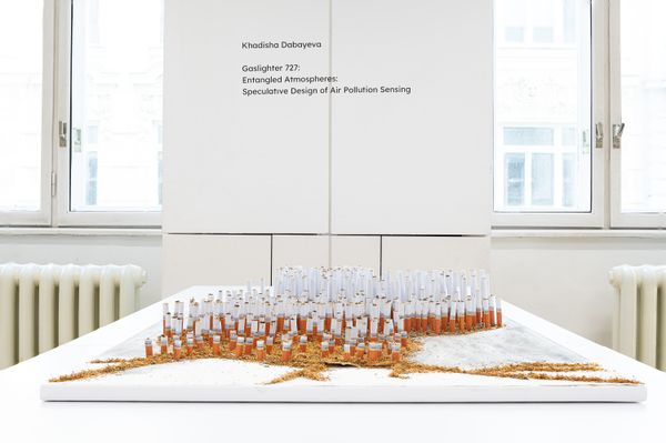 
        Foto der Abschlussarbeit »aua: "Entangled Atmospheres: Speculative Design of Air Pollution Sensing"« von Khadisha Dabayeva. Semester: Winter 2023/24. Abteilung: Cross-Disciplinary Strategies. Werksangabe: Mixed-media installation. Universität für angewandte Kunst Wien.
      