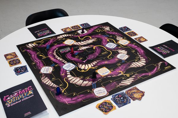 
        Foto der Abschlussarbeit »Cosmic Snakes & Global Citizens: An Intercultural Board Game« von Yona Stephan Schuh. Semester: Sommer 2024. Abteilung: Cross-Disciplinary Strategies. Werksangabe: Board game, 2024. 70x70cm game board and 75 playing cards. Universität für angewandte Kunst Wien.
      