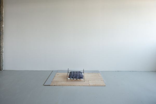Foto der Abschlussarbeit »Beds, Scenes, and Notes« von Vanessa Schmidt. Semester: Sommer 2022. Abteilung: Malerei. Werksangabe: 2022, Installation. Universität für angewandte Kunst Wien.