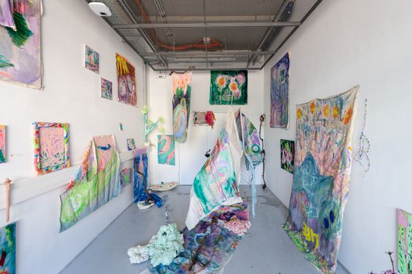 
        Foto der Abschlussarbeit »Walk Through My Synaptic Forest, Untertitel: Bunte Äste, Verzweigte Eindrücke« von Anna Pelz. Semester: Sommer 2022. Abteilung: TransArts. Werksangabe: 2022, Malerei, Skulptur, Installation. Universität für angewandte Kunst Wien.
      