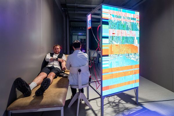 
        Foto der Abschlussarbeit »Der Umfang meines Hirns war die Grenze meiner Welt« von Michael Guggenbichler. Semester: Sommer 2025. Abteilung: Digitale Kunst. Werksangabe: 2025, Medienskulptur. Universität für angewandte Kunst Wien.
      