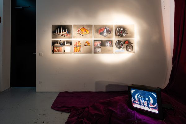 Foto der Abschlussarbeit »Aufzeichnungen aus dem Walbauch« von Vasilisa Grebenshchikova. Semester: Sommer 2024. Abteilung: Bühnen- & Filmgestaltung. Werksangabe: 2024, Malerei und Videoinstallation. Universität für angewandte Kunst Wien.