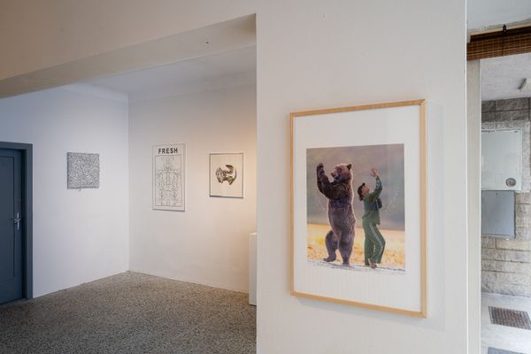 
        Foto der Abschlussarbeit »Straßendreck und Beverly Hills« von Alice Mohrenschildt. Semester: Sommer 2024. Abteilung: Zeichnung und Druckgrafik. Werksangabe: 2024, Siebdrucke und Skulpturen. Universität für angewandte Kunst Wien.
      