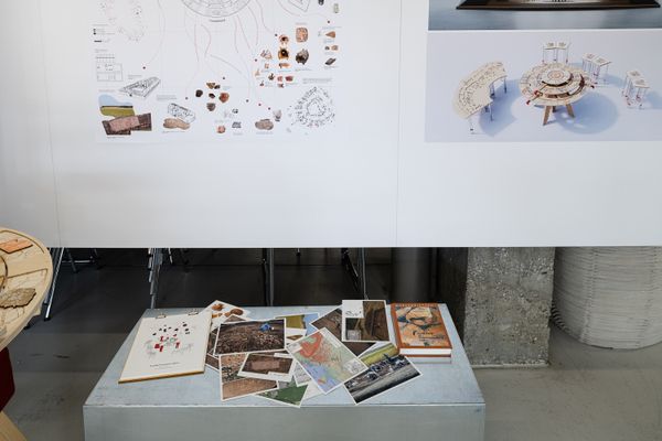 
        Foto der Abschlussarbeit »Table of Curiosities: from Artifacts to living Narratives« von Anna Okhrimenko. Semester: Sommer 2025. Abteilung: Architekturentwurf 2. Werksangabe: Interactive mechanical table with AR elements, booklet, drawings, textile print. Universität für angewandte Kunst Wien.
      