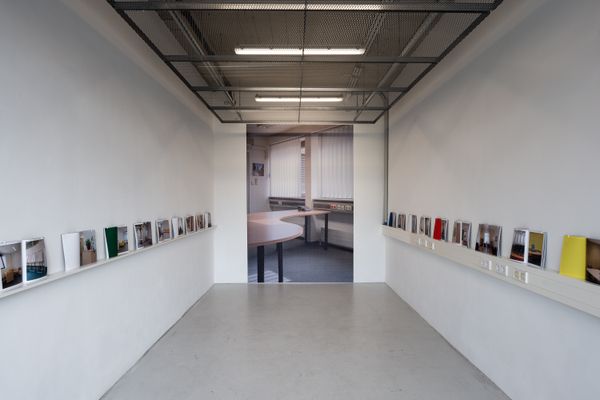 Foto der Abschlussarbeit »norm« von Lea Sonderegger. Semester: Sommer 2022. Abteilung: Angewandte Fotografie & zeitbasierte Medien. Werksangabe: Fotobuch, Präsentation. Universität für angewandte Kunst Wien.
