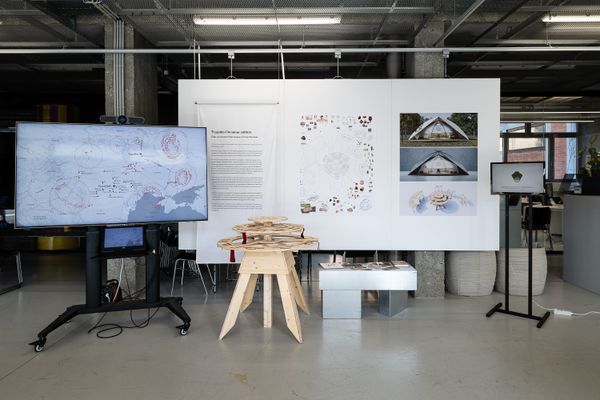 
        Foto der Abschlussarbeit »Table of Curiosities: from Artifacts to living Narratives« von Anna Okhrimenko. Semester: Sommer 2025. Abteilung: Architekturentwurf 2. Werksangabe: Interactive mechanical table with AR elements, booklet, drawings, textile print. Universität für angewandte Kunst Wien.
      