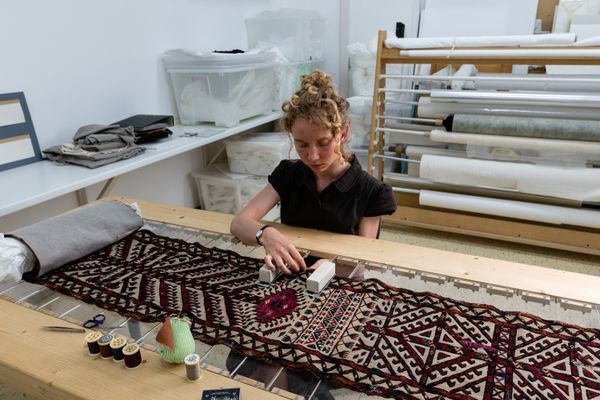 
        Foto der Abschlussarbeit »Zwei turkmenische Zeltbandfragmente 
Bestandsaufnahme und Erstellung eines Maßnahmen- und Präsentationskonzeptes sowie Restaurierung eines der Fragmente
« von Pia Lilian Madlener. Semester: Sommer 2022. Abteilung: Konservierung und Restaurierung. Werksangabe: -. Universität für angewandte Kunst Wien.
      