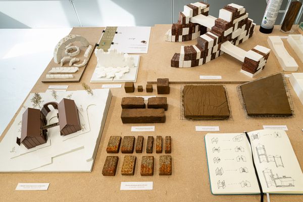 
        Foto der Abschlussarbeit »The Loop« von Orsolya Kacso. Semester: Sommer 2025. Abteilung: Architekturentwurf 2. Werksangabe: Immersive material research: ferrock models, typology studies, documentary videos, technical details. Universität für angewandte Kunst Wien.
      