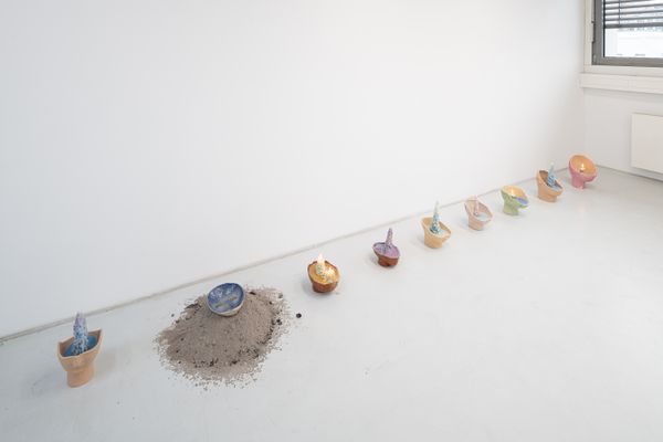 Foto der Abschlussarbeit »what's left inside« von Yunhee Cheong. Semester: Winter 2022/23. Abteilung: Malerei. Werksangabe: Malerei und Installation, 2021. Universität für angewandte Kunst Wien.