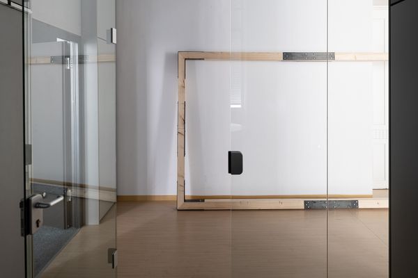 
        Foto der Abschlussarbeit »Notes on Stage Set: Note II & III« von Felix [Maier] Siegl. Semester: Sommer 2024. Abteilung: Cross-Disciplinary Strategies. Werksangabe: Note II, installation, 200 x 777 x 9 cm, spruce, steel, muslin; Note III, performance, approx. 35 min., originally performed 26 June 2024. Universität für angewandte Kunst Wien.
      