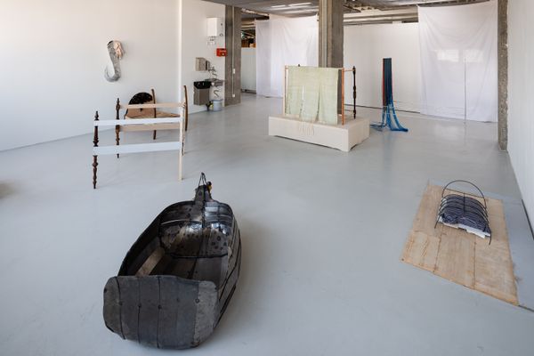 Foto der Abschlussarbeit »Beds, Scenes, and Notes« von Vanessa Schmidt. Semester: Sommer 2022. Abteilung: Malerei. Werksangabe: 2022, Installation. Universität für angewandte Kunst Wien.