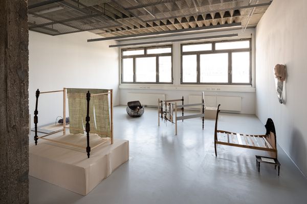 Foto der Abschlussarbeit »Beds, Scenes, and Notes« von Vanessa Schmidt. Semester: Sommer 2022. Abteilung: Malerei. Werksangabe: 2022, Installation. Universität für angewandte Kunst Wien.