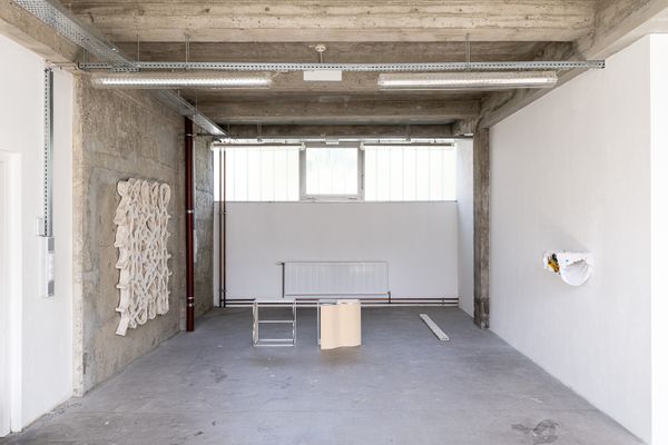 Foto der Abschlussarbeit »foldback (to fit)« von Magdalena Stückler. Semester: Sommer 2024. Abteilung: Skulptur und Raum. Werksangabe: 2024, Installation. Universität für angewandte Kunst Wien.