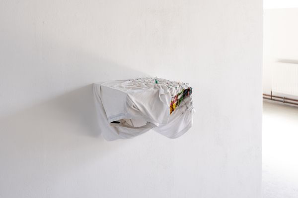 Foto der Abschlussarbeit »foldback (to fit)« von Magdalena Stückler. Semester: Sommer 2024. Abteilung: Skulptur und Raum. Werksangabe: 2024, Installation. Universität für angewandte Kunst Wien.
